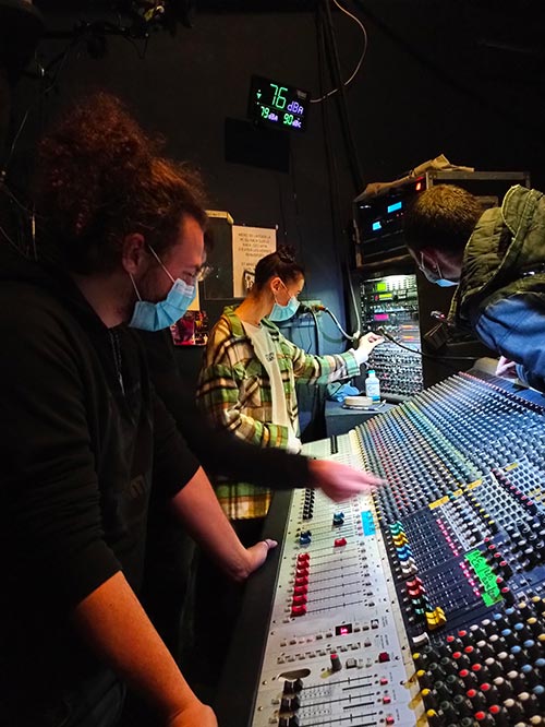 Les stagiaires de la formation prisme testent la table de mixage de l'ubu.