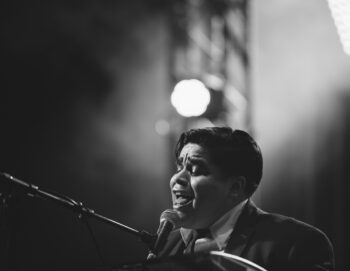 Joey Quinones au piano sur la scène des Trans