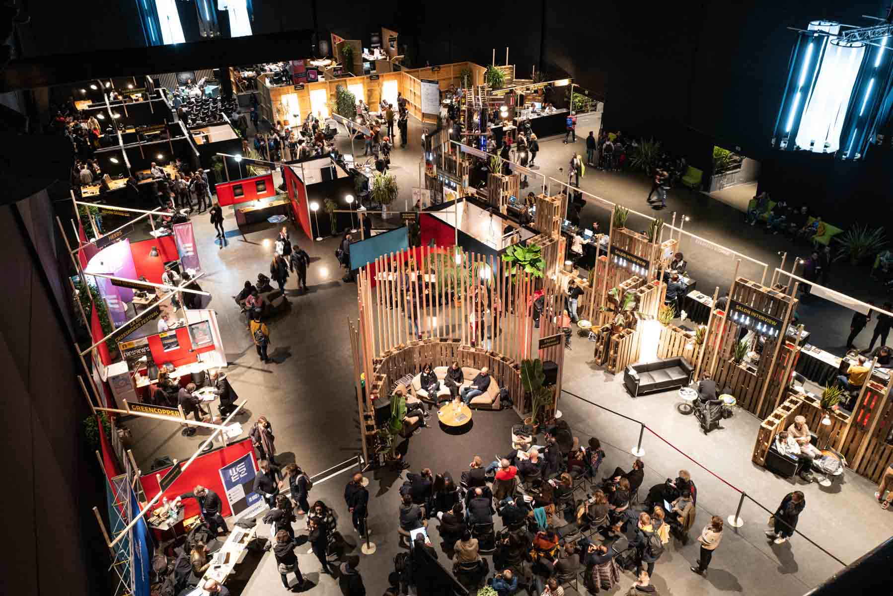 L'installation du village des Trans installés dans la salle du liberté en 2019