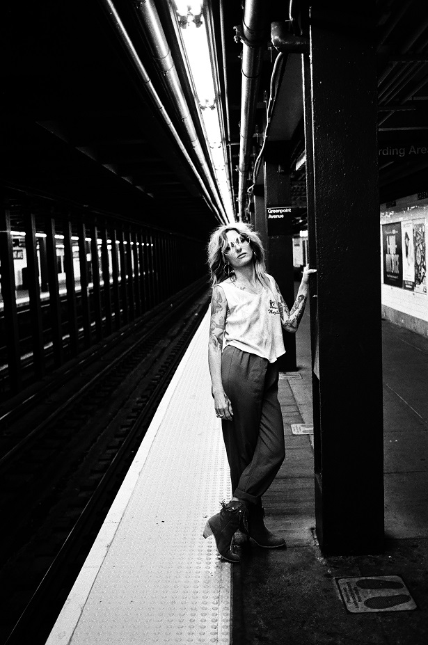 Portrait de l'artiste sur un quai de metro en noir et blanc