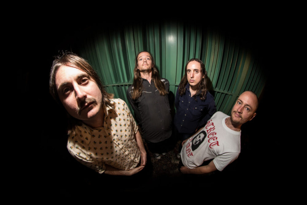 Portrait des quatre artistes en contre-plongée pris au fish-eye