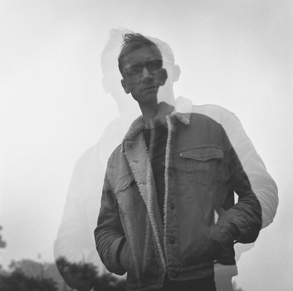 Portrait en noir et blanc avec double exposition de l'artiste
