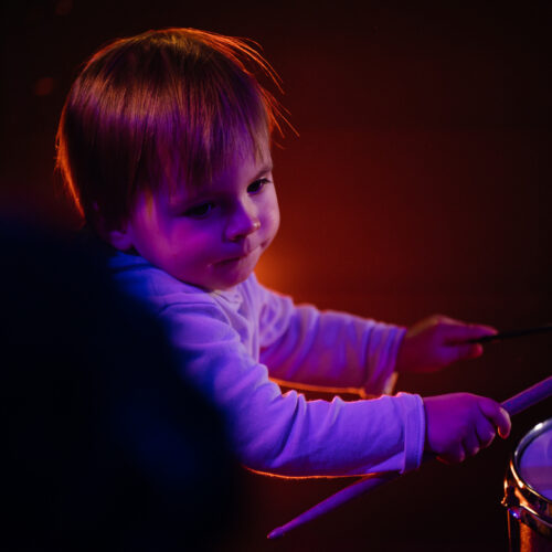 Un jeune enfant joue de la batterie