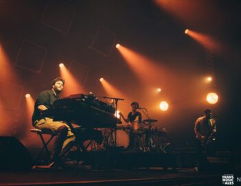 Un clavier, un batteur et un saxophoniste performent sur scène