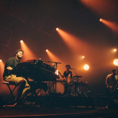 Un clavier, un batteur et un saxophoniste performent sur scène