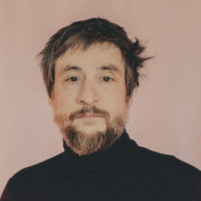 Portrait minimaliste d'un homme barbu au regard doux