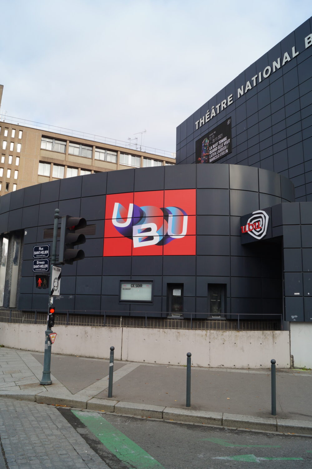 Bâtiment du théâtre national avec le logo UBU en façade