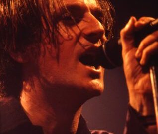 Plan serré d'un chanteur devant son micro