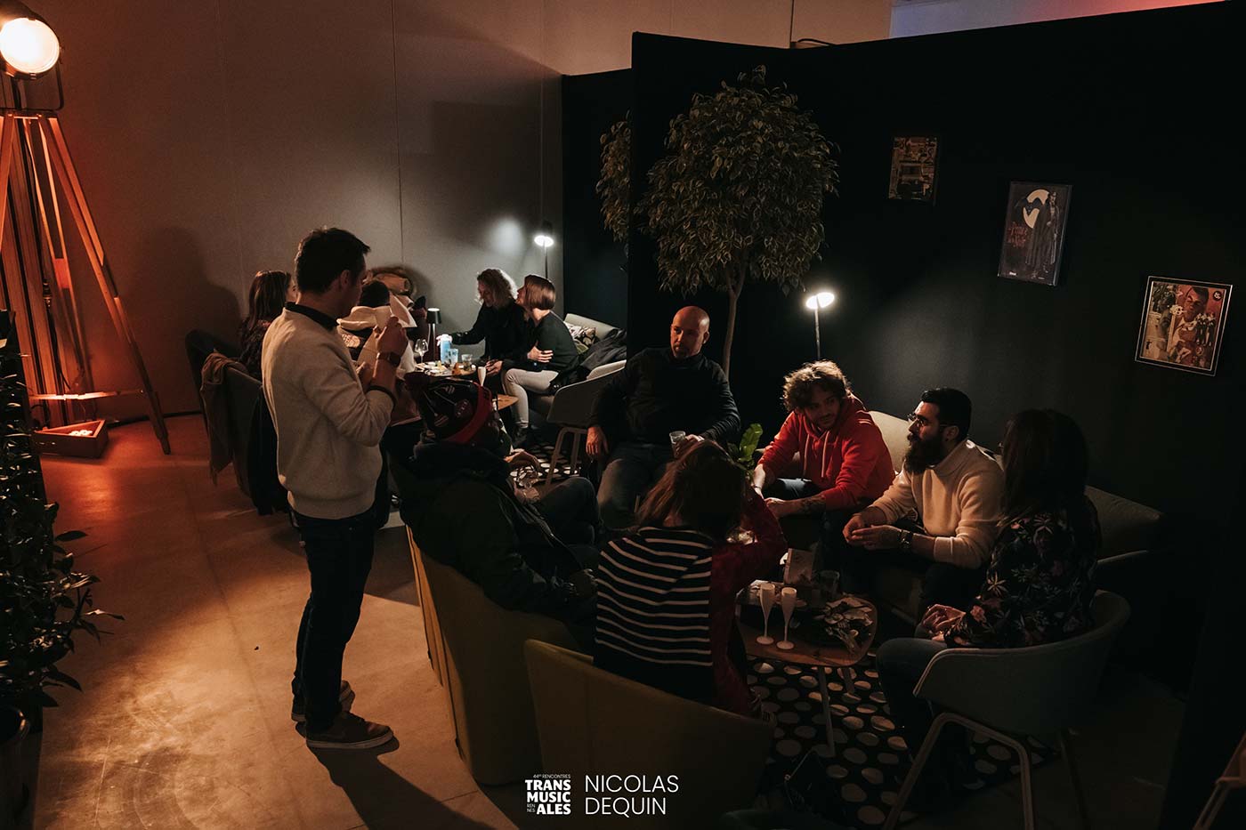 Photo de deux groupes de personnes discutant dans un décor représentant un environnement cosi comme un salon
