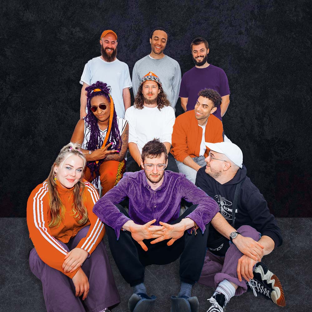 Photo de neufs personnes habillés dans un style streetwear dans les tons violet et oranges