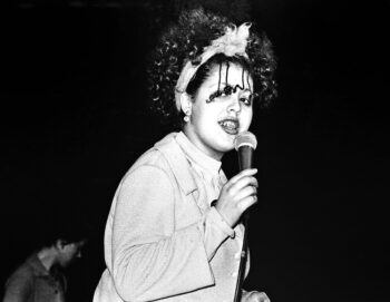 photo noir et blanc d'une chanteuse