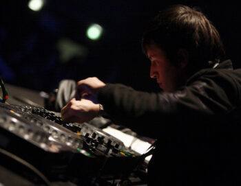 Artiste manipulant une platine de DJ