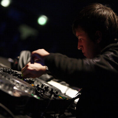 Artiste manipulant une platine de DJ