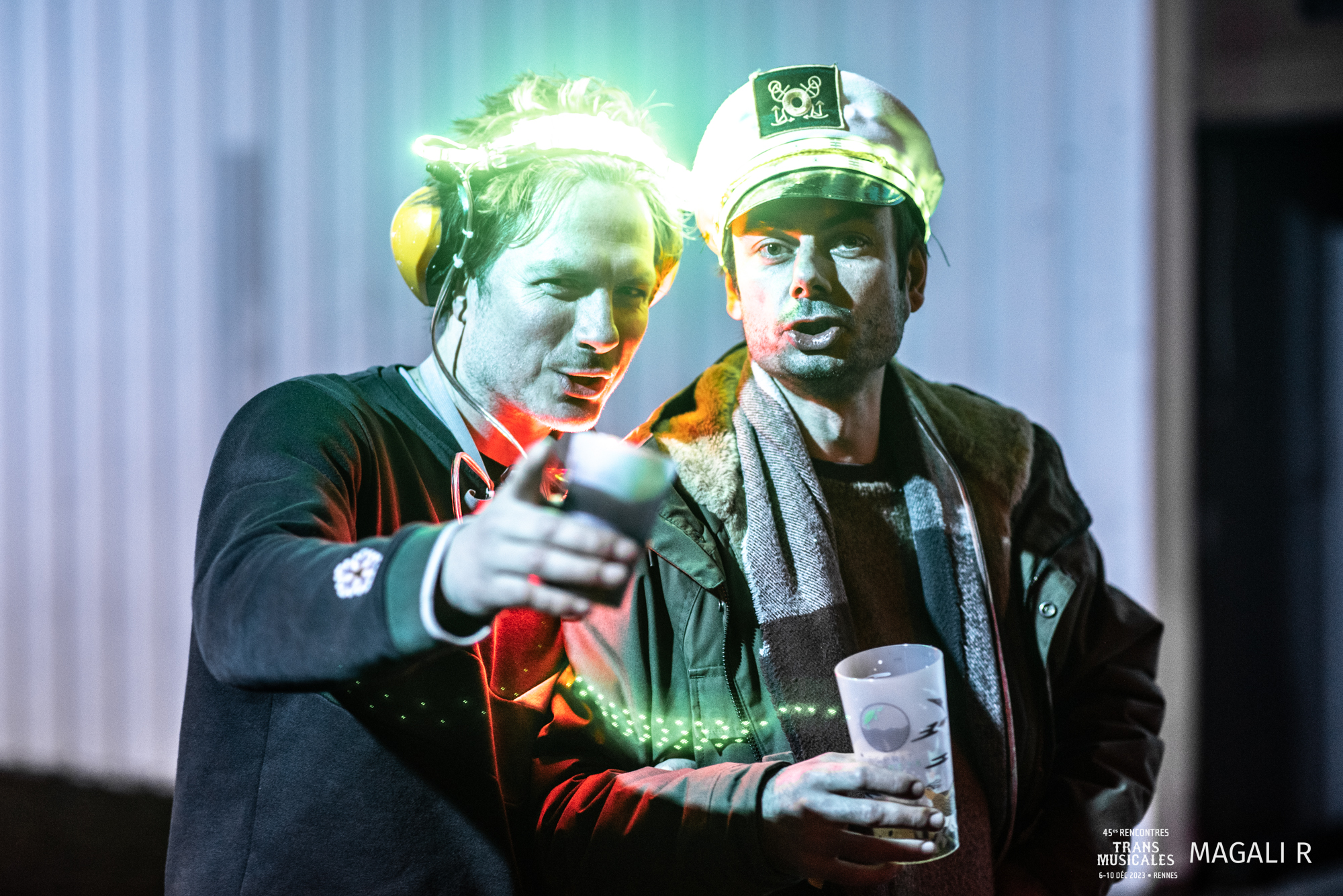 deux personnes tenant leurs verres avec des bandeaux lumineux sur la tête