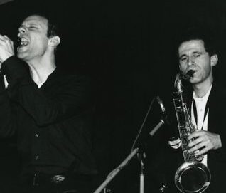 Photo en noir et blanc d'un chanteur et un saxophoniste