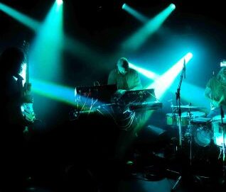 Photo de trois artistes sur scène