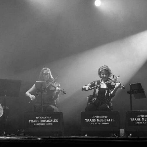 Photo noir et blanc de quatre musiciens à cordes frottées