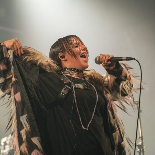 Une chanteuse avec un manteau de fourrure et des chaines
