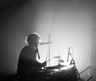 Photo en noir et blanc et en contre-jour d'un batteur