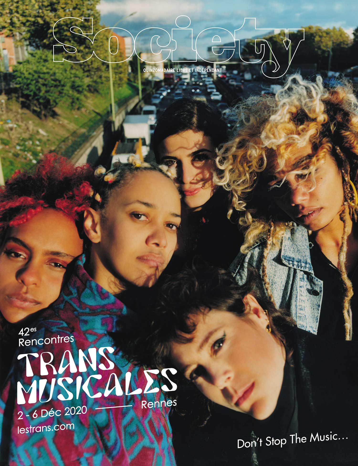 Couverture du magazine Society pour les Trans Musicales 2020, cinq jeunes femmes posent au dessus d'une autoroute